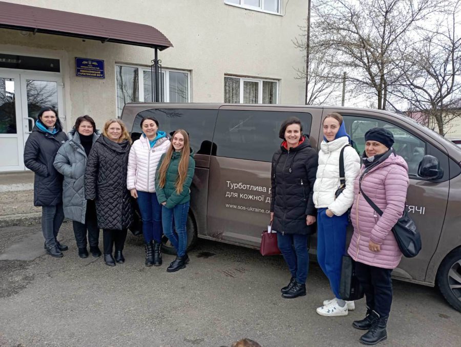 Благодійники роздали повербанки та оформили заяви на отримання допомоги для сімей із дітьми