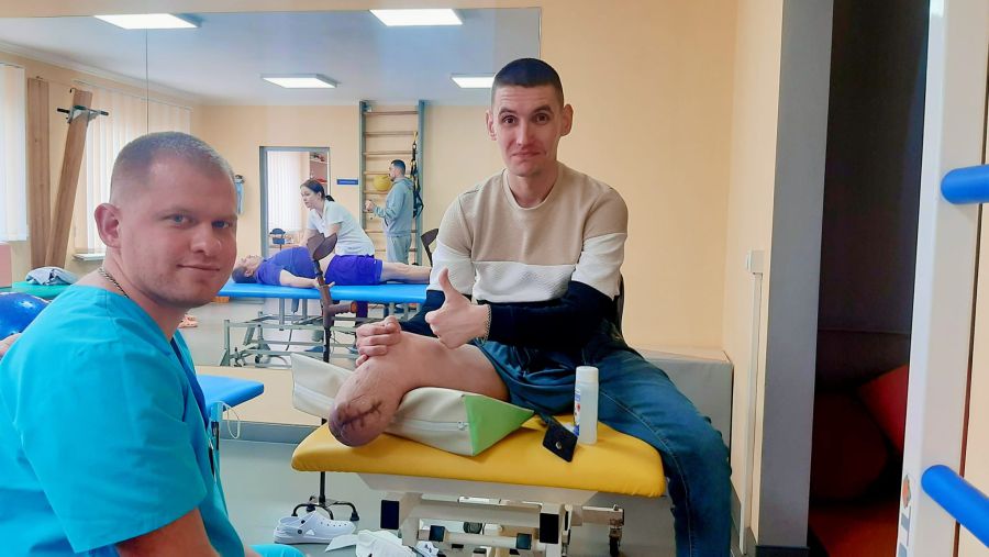 Коли Андрій зміг стояти біля кушетки сам, не триматися за неї, тоді йому дали милиці й ставили ходу.