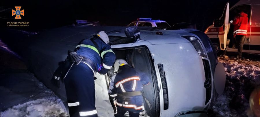 Внаслідок ДТП було травмовано 2 людей, яких госпіталізували до лікарні