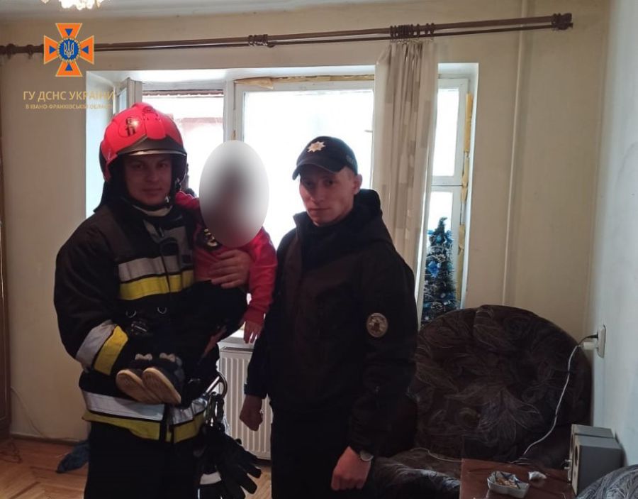 Рятувальники спільно з працівниками поліції забрали дитину з балкона