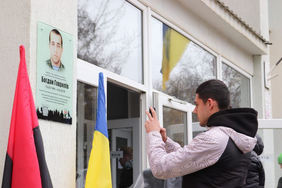 Щоб побачити живу історію загиблого 19-річного Героя, достатньо навести телефон на пам'ятну таблицю з QR-кодом