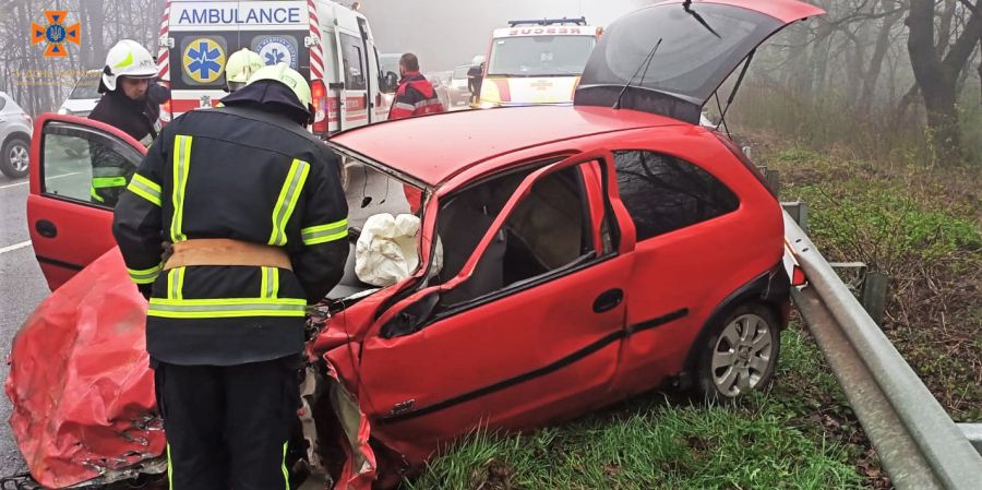 Hятувальники деблокували потерпілого з понівеченого автомобіля та передали медикам