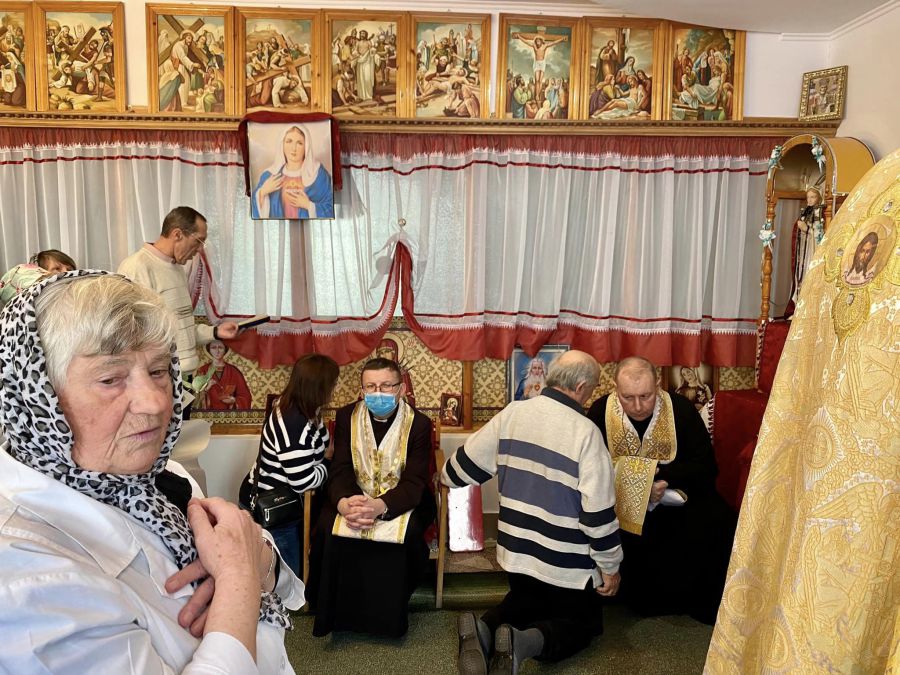 Впродовж Божественної Літургії відбувалася сповідь, на яку чекали сотні пацієнтів та медичних працівників