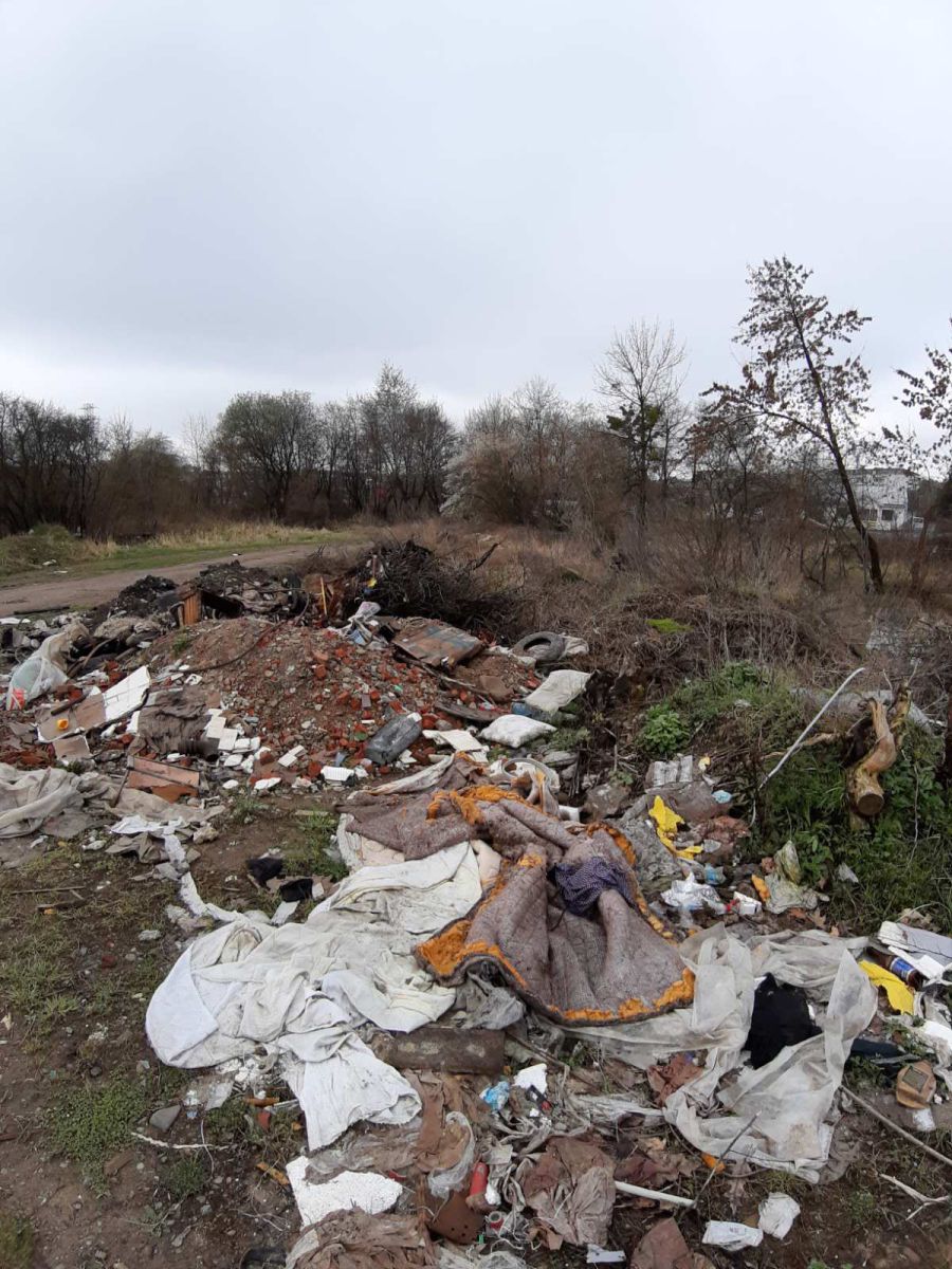 Дорогу на Завалля перекрили бетонними блоками
