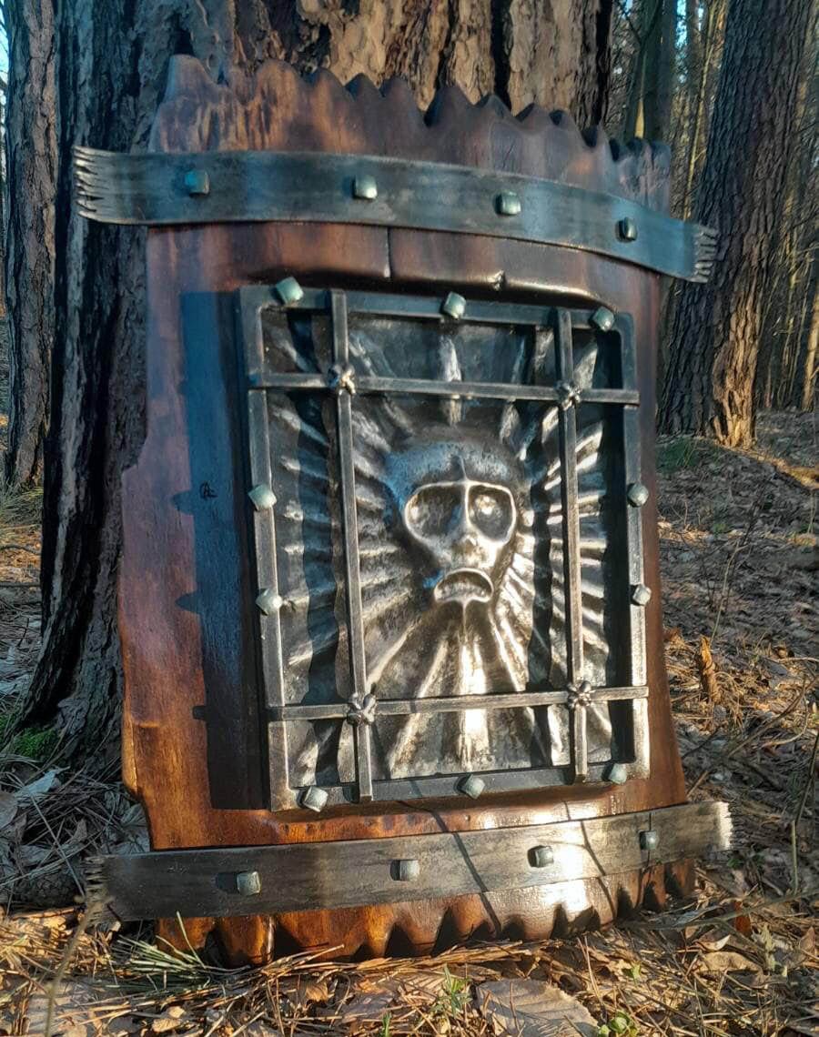 Кований щит від офіцера "Азова" зображає несвідоме воїна, що бореться на смерть з потойбічною пітьмою