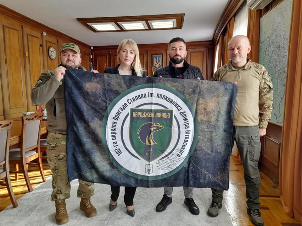 Днями захисники передали в подарунок прапор 102-ї бригади із підписами