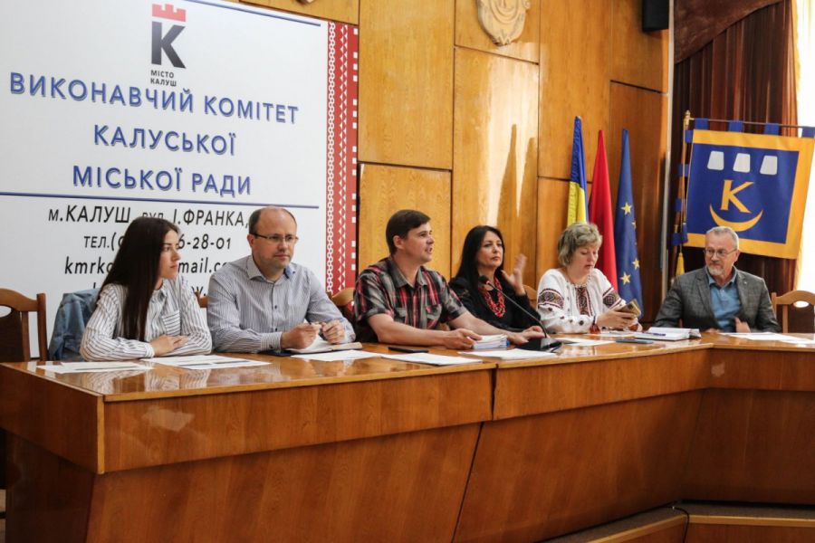 Загалом у складі виконавчого комітету Калуської міської ради — 28 членів