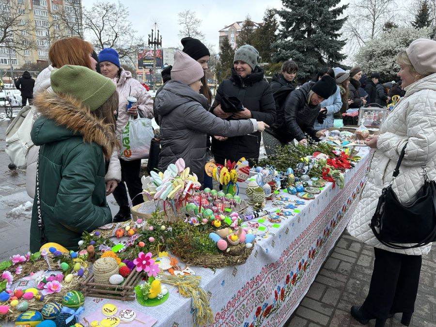 Освітяни зробили значний внесок у допомогу захисникам України, провівши великодній ярмарок