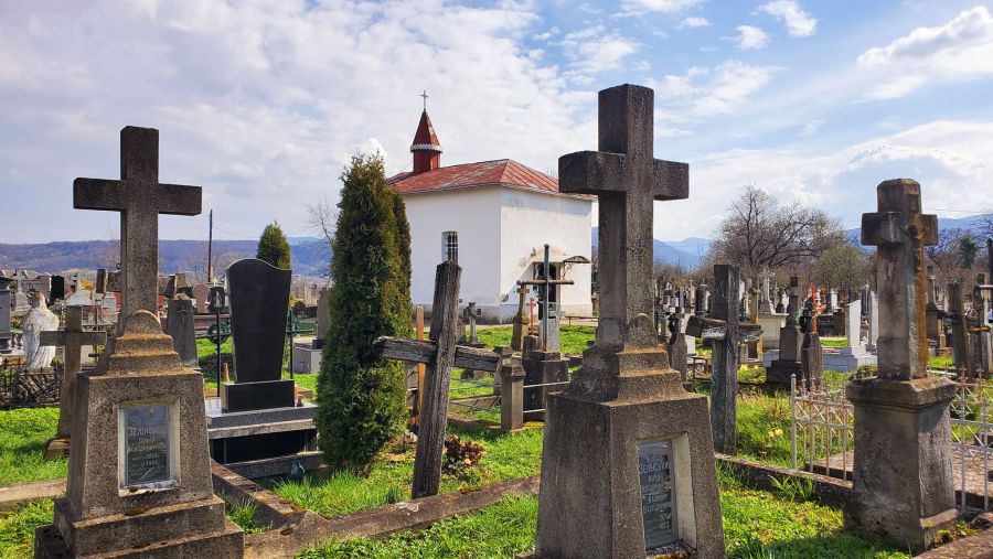 На цвинтарі є польська й українська великі ділянки