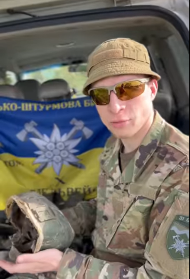 Боєць "десятки" тримає в руках шолом ліквідованого "вагнерівця". Фото: Скрін з відео