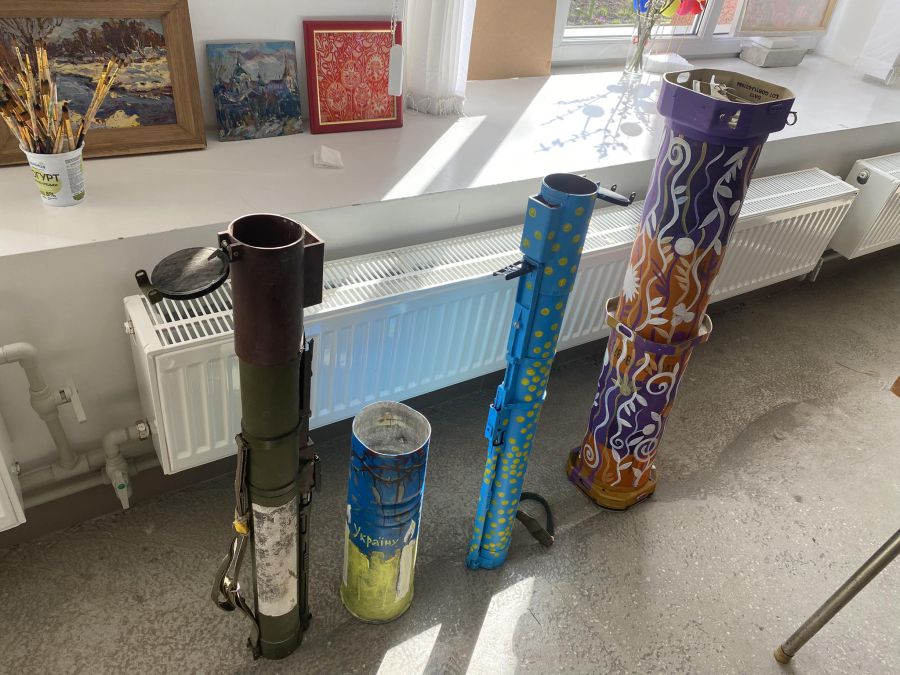 Калуські художники "сховали" трофеї під рослинами і горошком