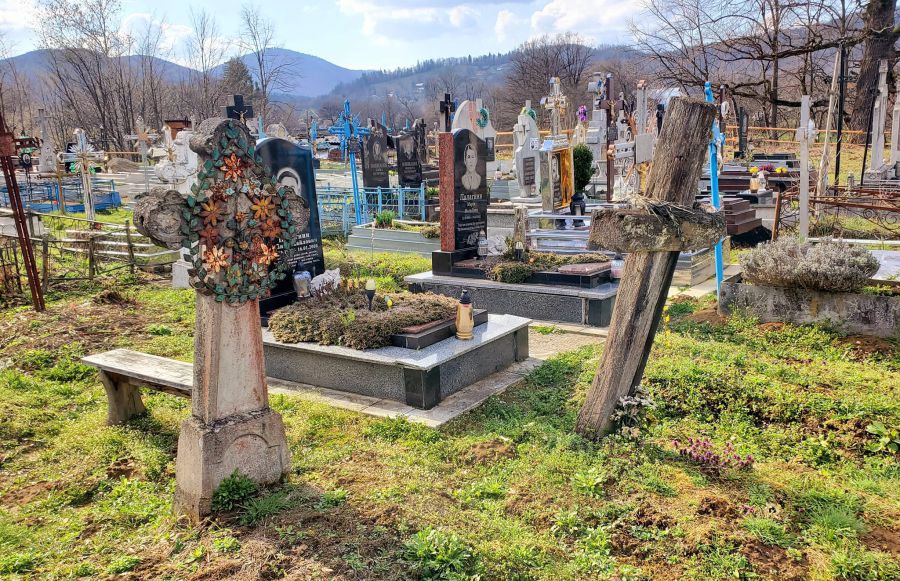 На цвинтарі збереглися старовинні надгробки