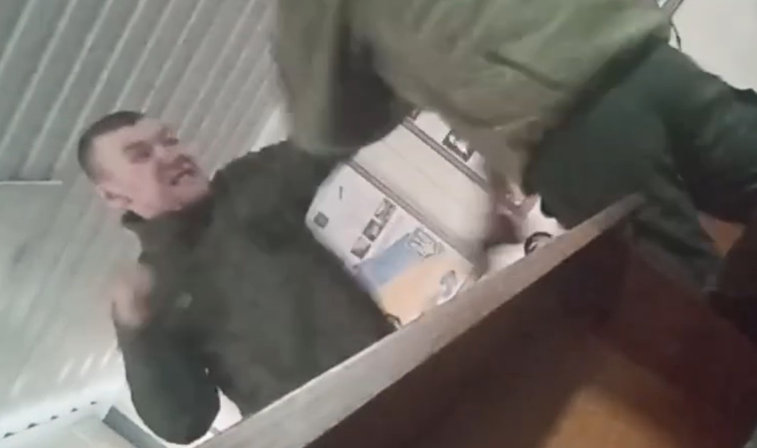 На відео офіцер нецензурно лається та б’є військовослужбовця