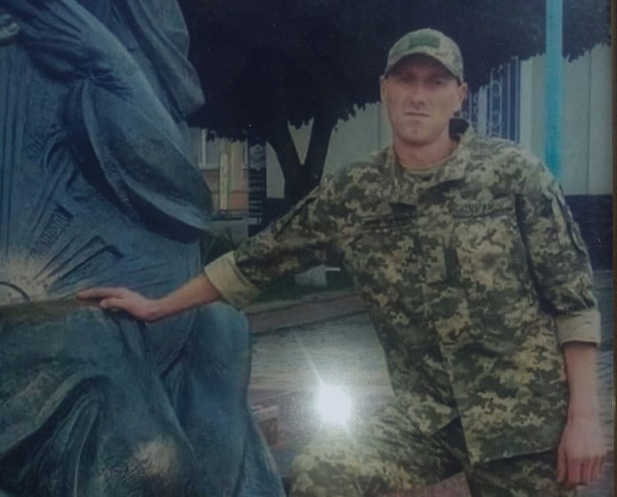 Вдовою залишилася дружина, стали сиротами четверо дітей. Вічна пам'ять Герою і співчуття рідним!