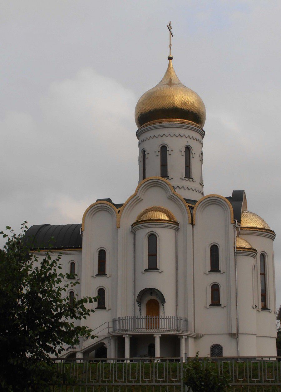 З другої спроби і таємним голосування депутати у вересні 2002 року дали дозвіл на будівництво у місті московської церкви