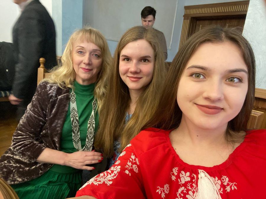 Інна Бусел зі своїми ученицями Іриною Заяць та Анастасією Мацалою, ученицями 11 класу Калуського ліцею №7