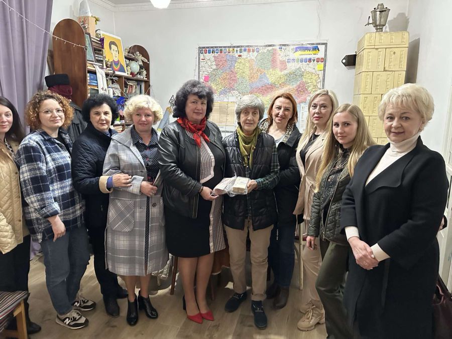 Калуські освітяни вирішили передати військовим кошти, зібрані на Великодньому ярмарку