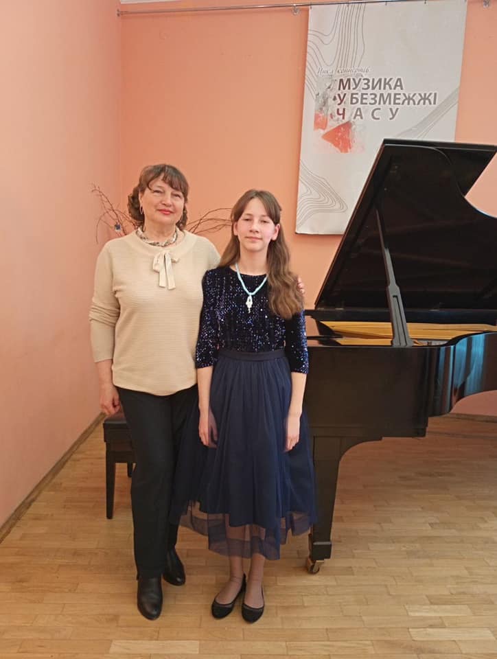 Анастасія Левінська навчається в 6 класі фортепіанного відділу  Калуської музичної школи під керівництвом Наталії Шалати