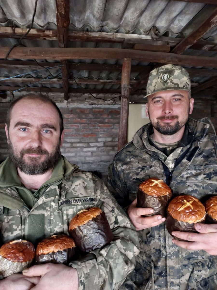 На Великдень захисники ласували смаколиками від "Калуських бджілок"
