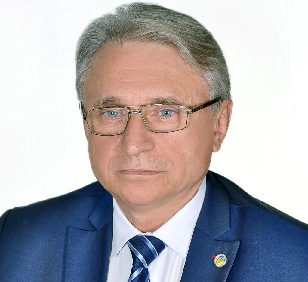 "Професор"  навіть спромігся очолити кафедру права в одному з університетів