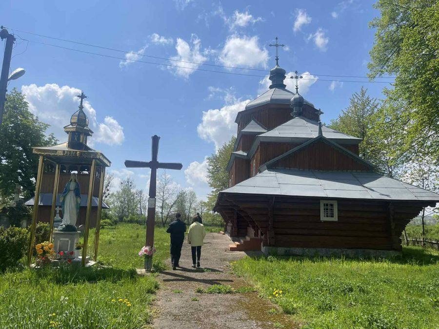 Церква зачинена, але тут періодично проводяться богослужіння