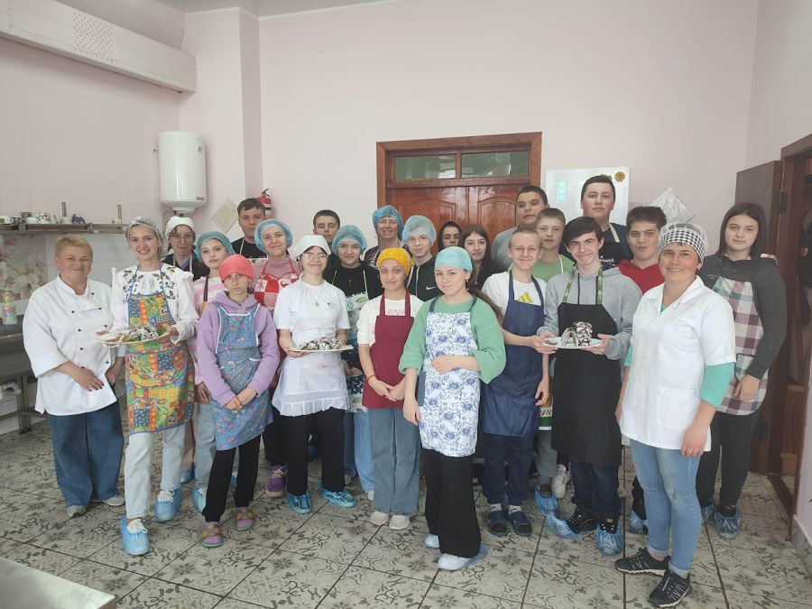 Учні вчились виготовляти шоколадне печиво.