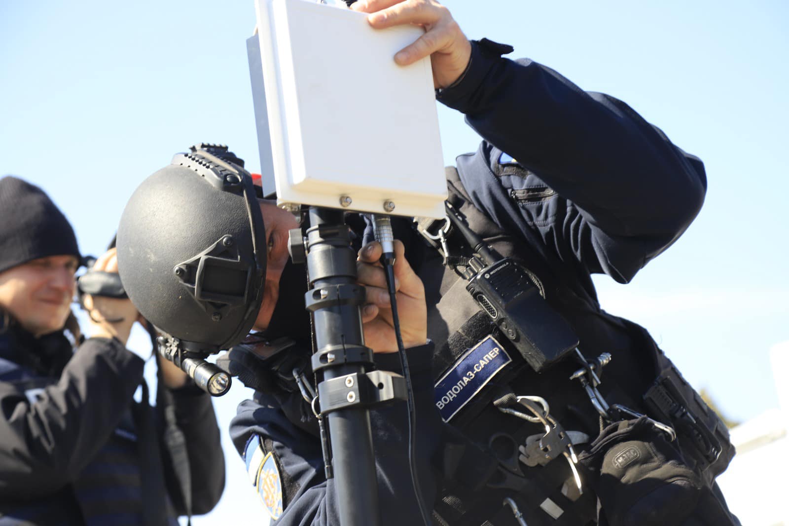 Піротехніки потрапили під обстріл, коли розміновували територію, яку вкрили мінами окупанти