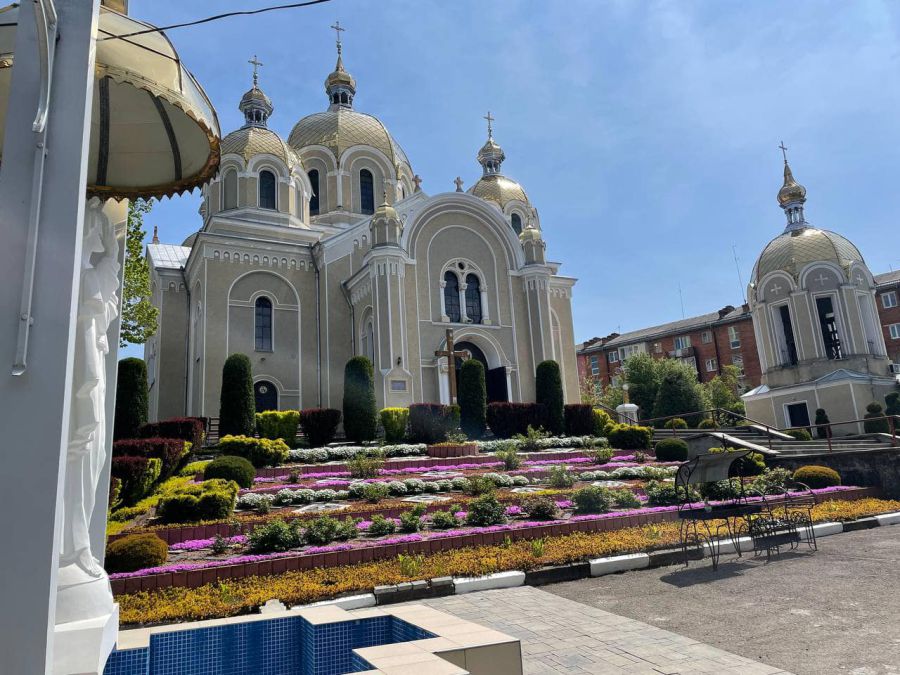 Висаджені квіти прикрашають територію церкви.