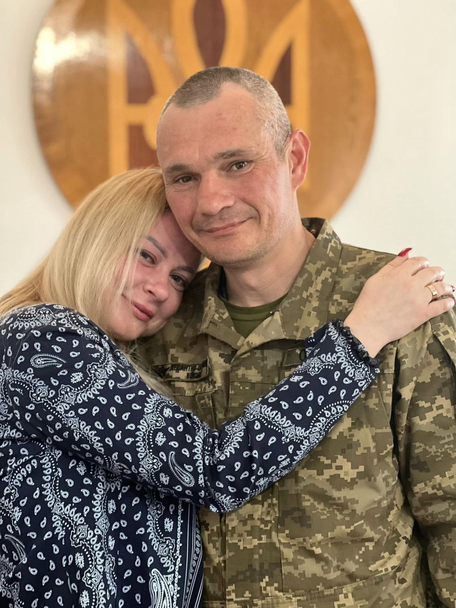 Військовий Микола отримав одноденну відпустку, щоб одружитися зі своєю коханою Оленою.