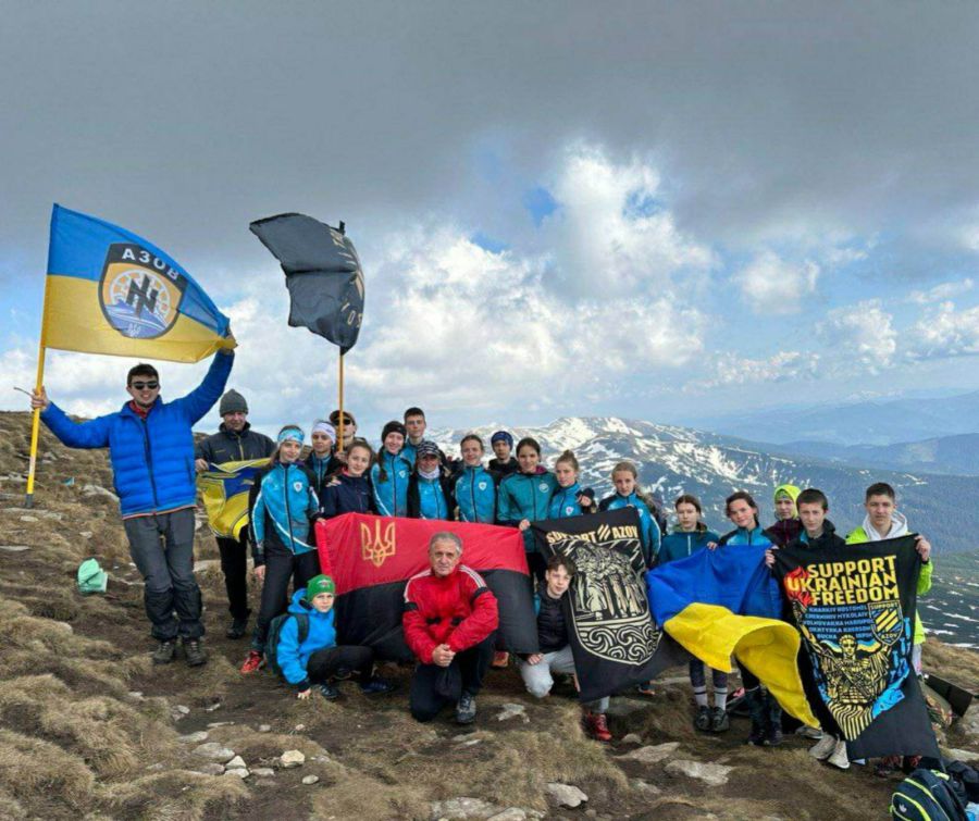 До сходження долучилась понад сотня небайдужих калушан та внутрішньо переміщених осіб