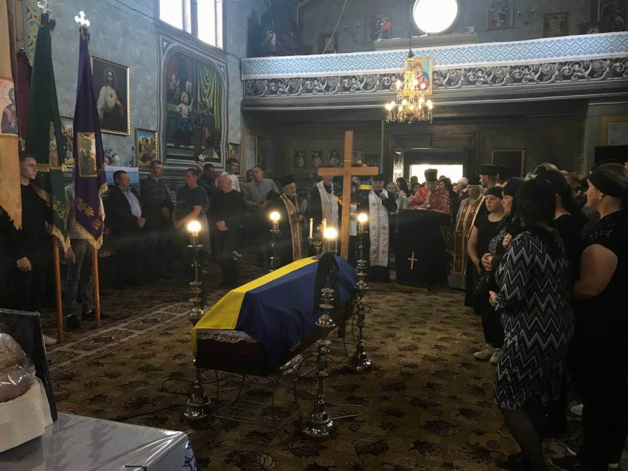 Поховали Героя на місцевому кладовищі в селі Довгий Войнилів