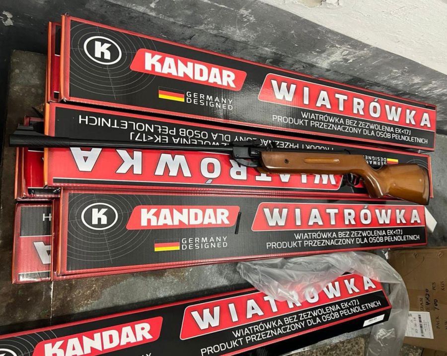 Водій перевозив пневматичні гвинтівки, упакування з набоями, приціли до гвинтівки, ножі та ліхтарі-електрошокери