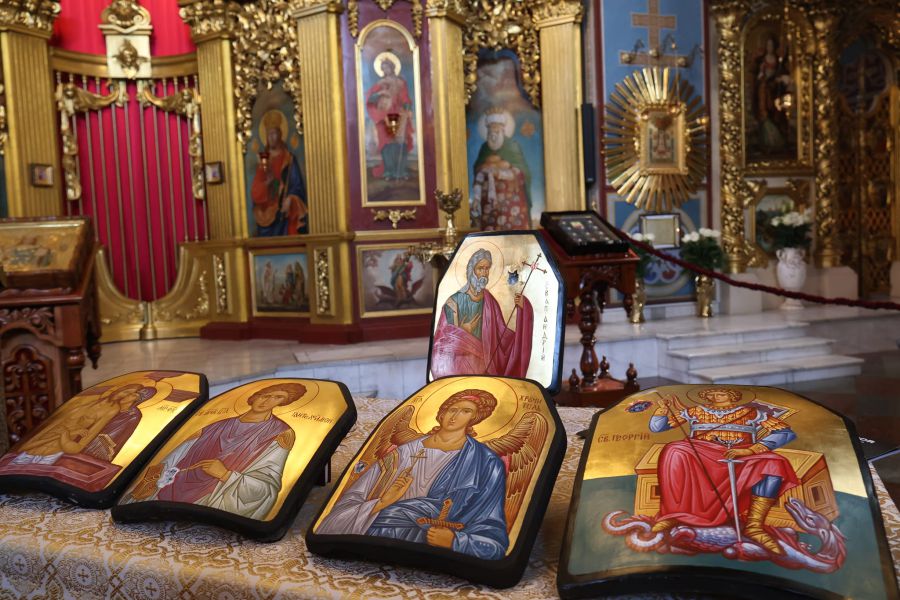 12 ікон написані на бронеплитах від бронежилетів, які врятували життя захисників України. Фото: Павло Багмут