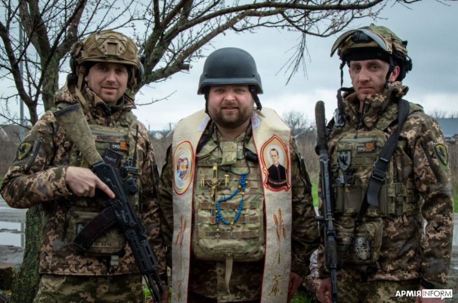 "Я пішов до армії, щоб бути воїнам опорою, додавати їм міцності духу",  — каже військовий капелан із Рогатина