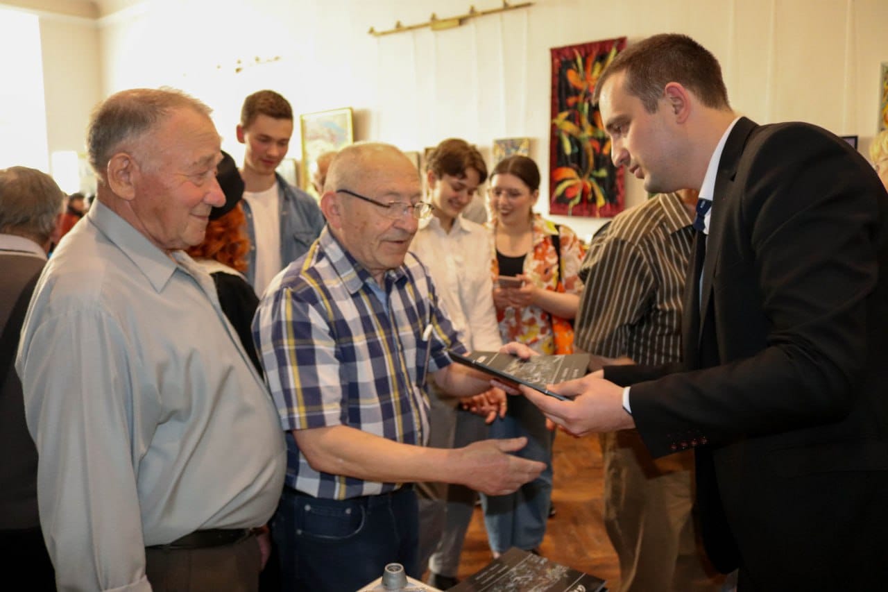 Каталог вручає в. о. директора музейно-виставкового центру Олег Відливаний 