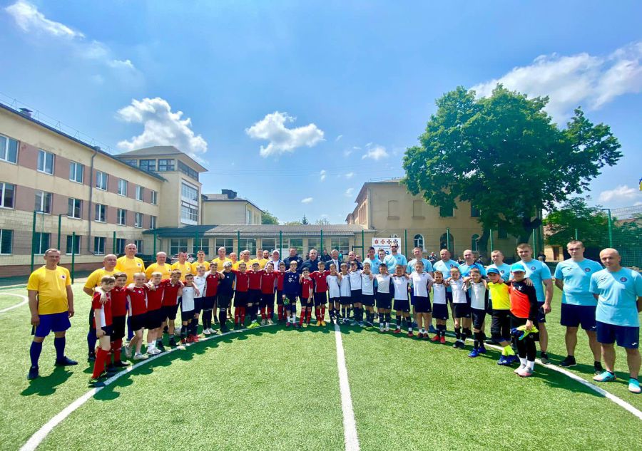 Поліцейські згодились ще раз провести футбольний матч з дітьми.