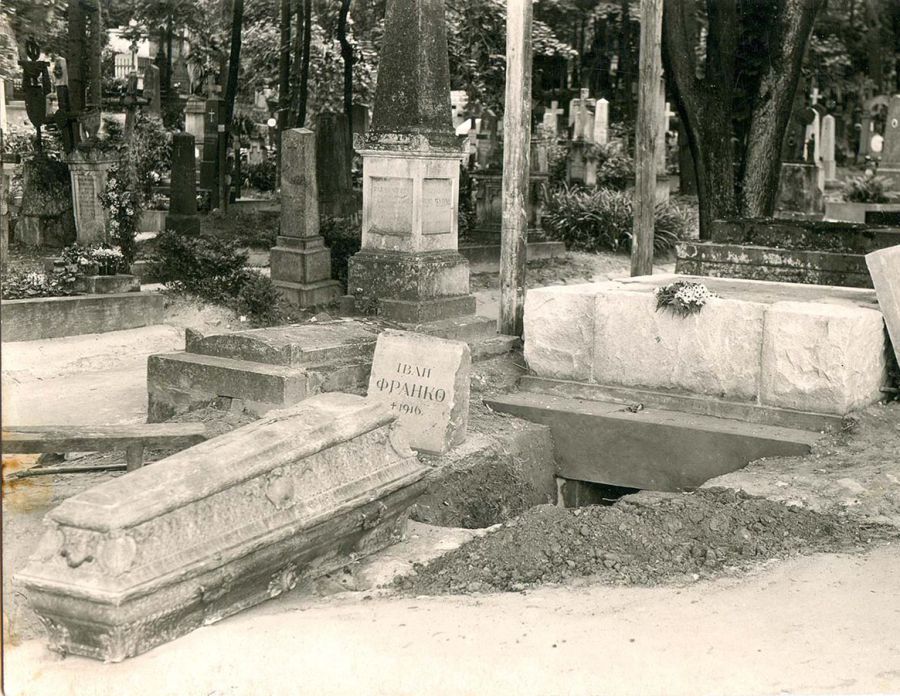 Могила Івана Франка довший час була без пам'ятника.