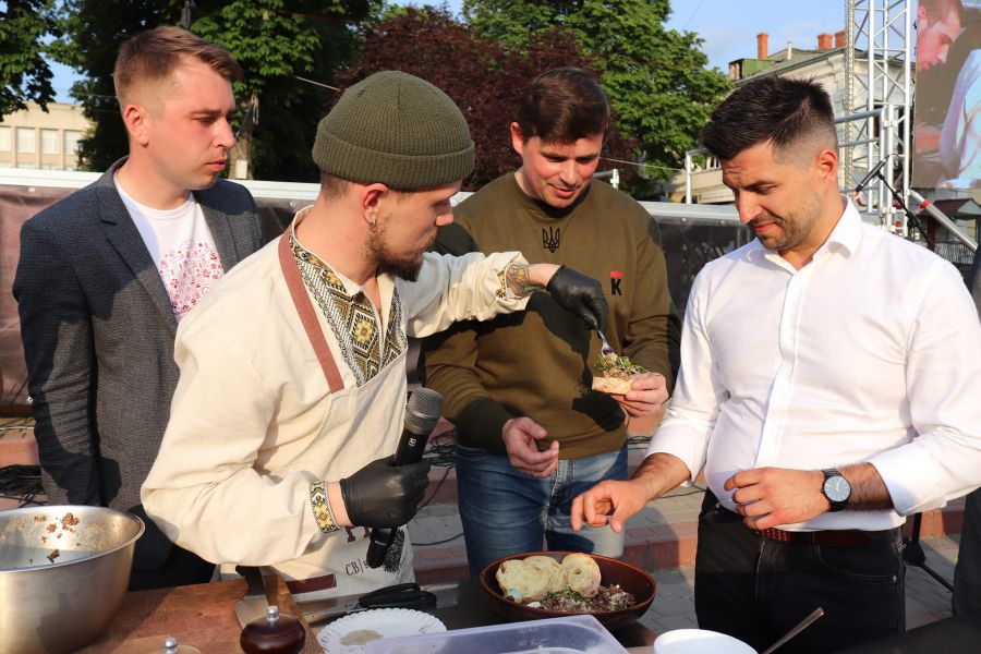 Калушани продегустували не тільки кулінарний шедевр, але і накладанці з різними начинками. Фото: Міська рада