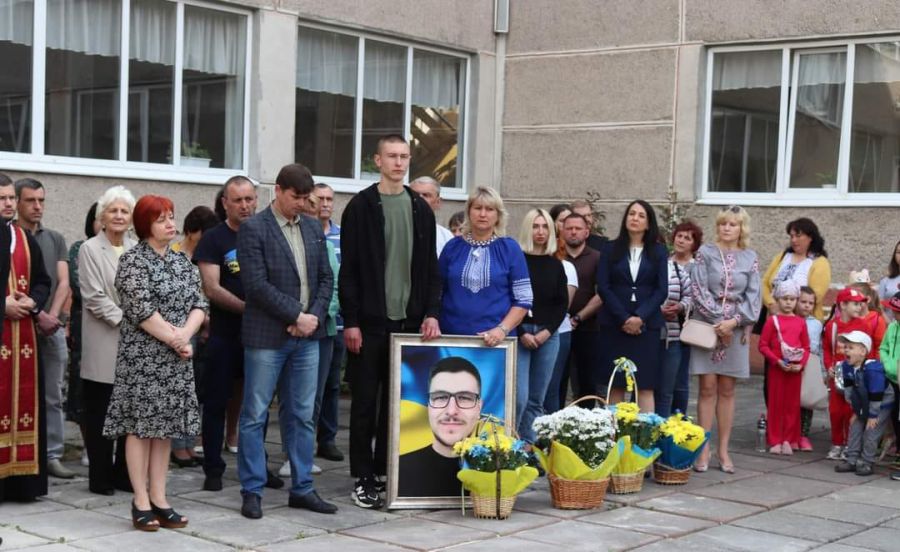 У ліцеї №10 вшанували пам'ять Романа Мердуха. Фото: Міська рада, скріни з відео "Спогади України"