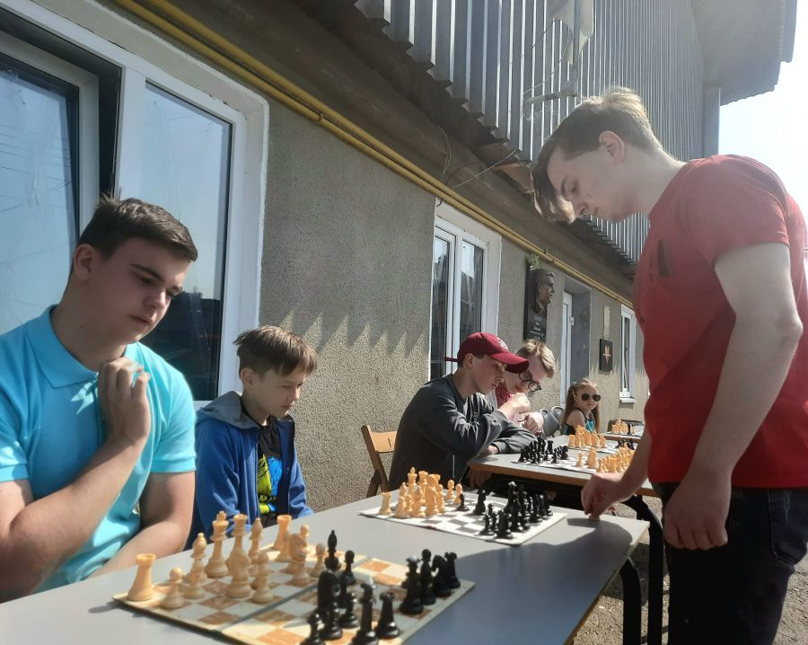 Валентин провів 25 партій за дві години сеансу. Рахунок — 24:1 на користь чемпіона Європи. Фото: Кімната школяра