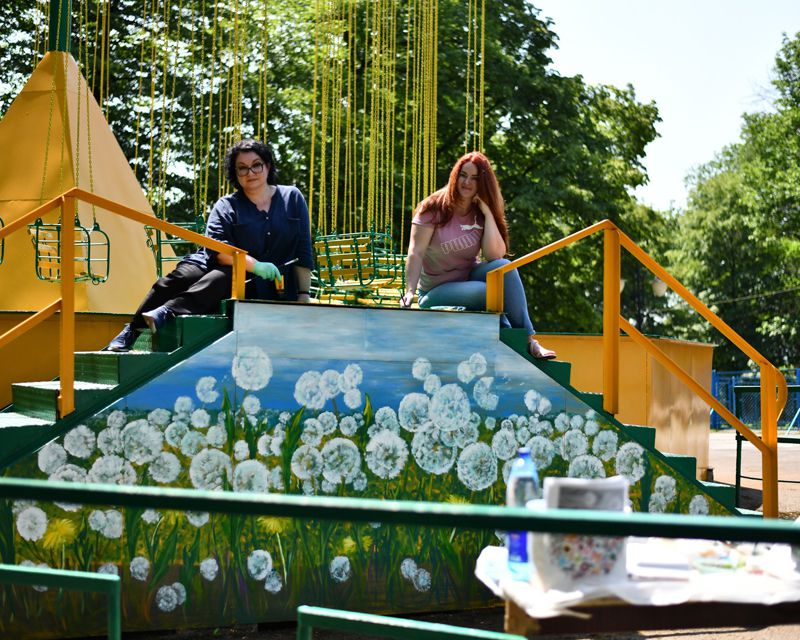 Оновлена ланцюгова карусель засяяла новими барвами. Фото: Міський парк