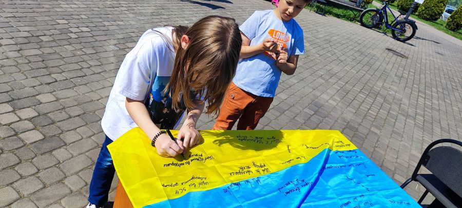 На заході діти змогли написати листи для воїнів.