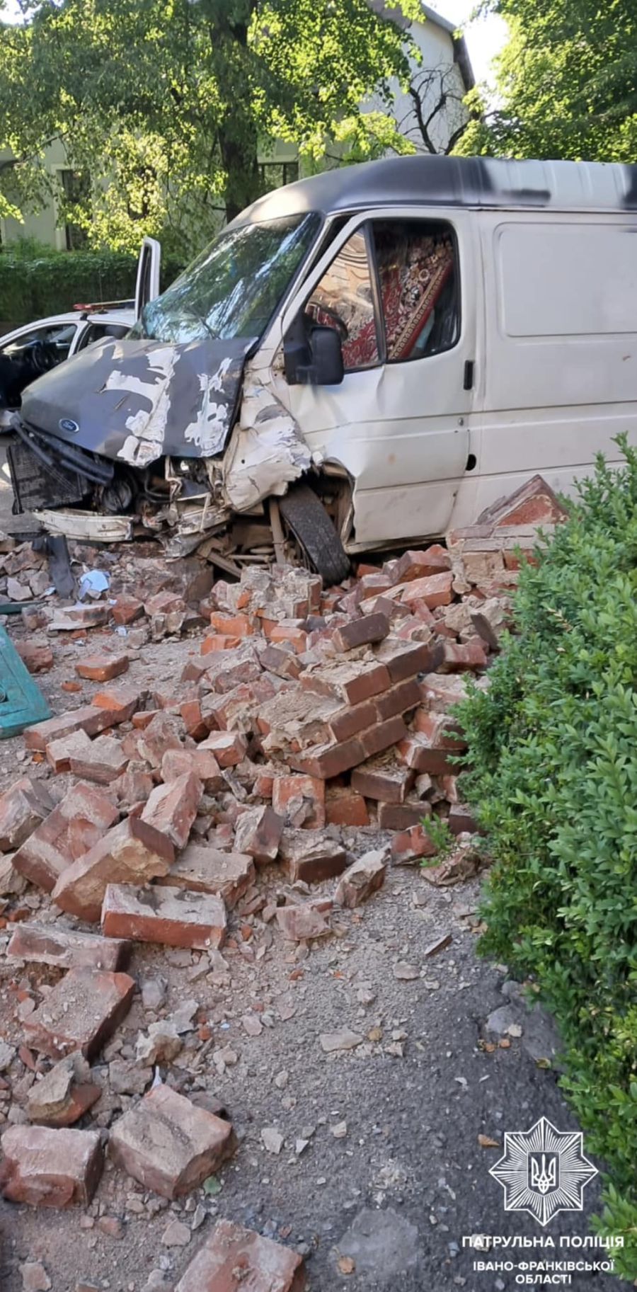 Водій напідпитку на автомобілі Ford зніс паркан