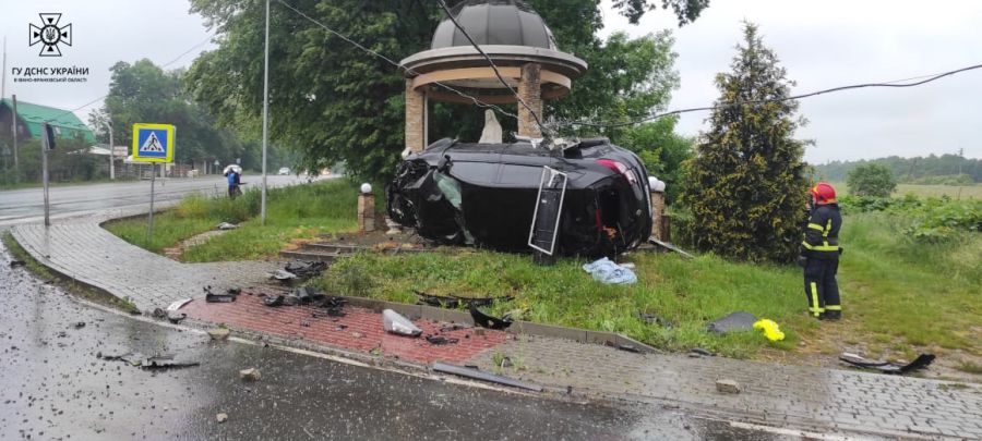 Автівка влетіла в капличку біля дороги