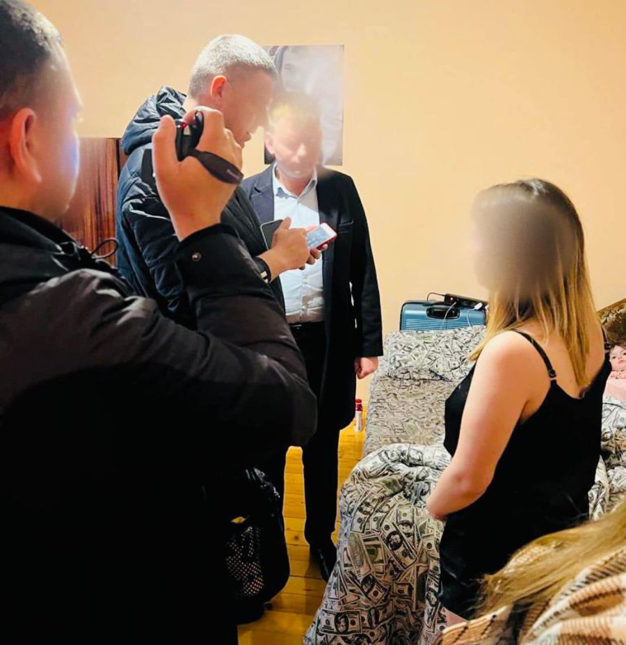 Наразі поліцейські встановлюють інших потерпілих осіб.