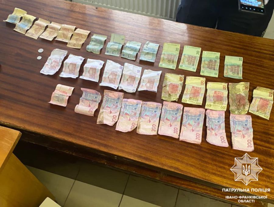 Затриманий пропонував патрульним 2500 гривень.