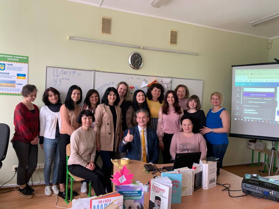 Допомагав пізнавати нове вчитель української мови й літератури  ліцею імені Дмитра Бахматюка Віталій Півторак.