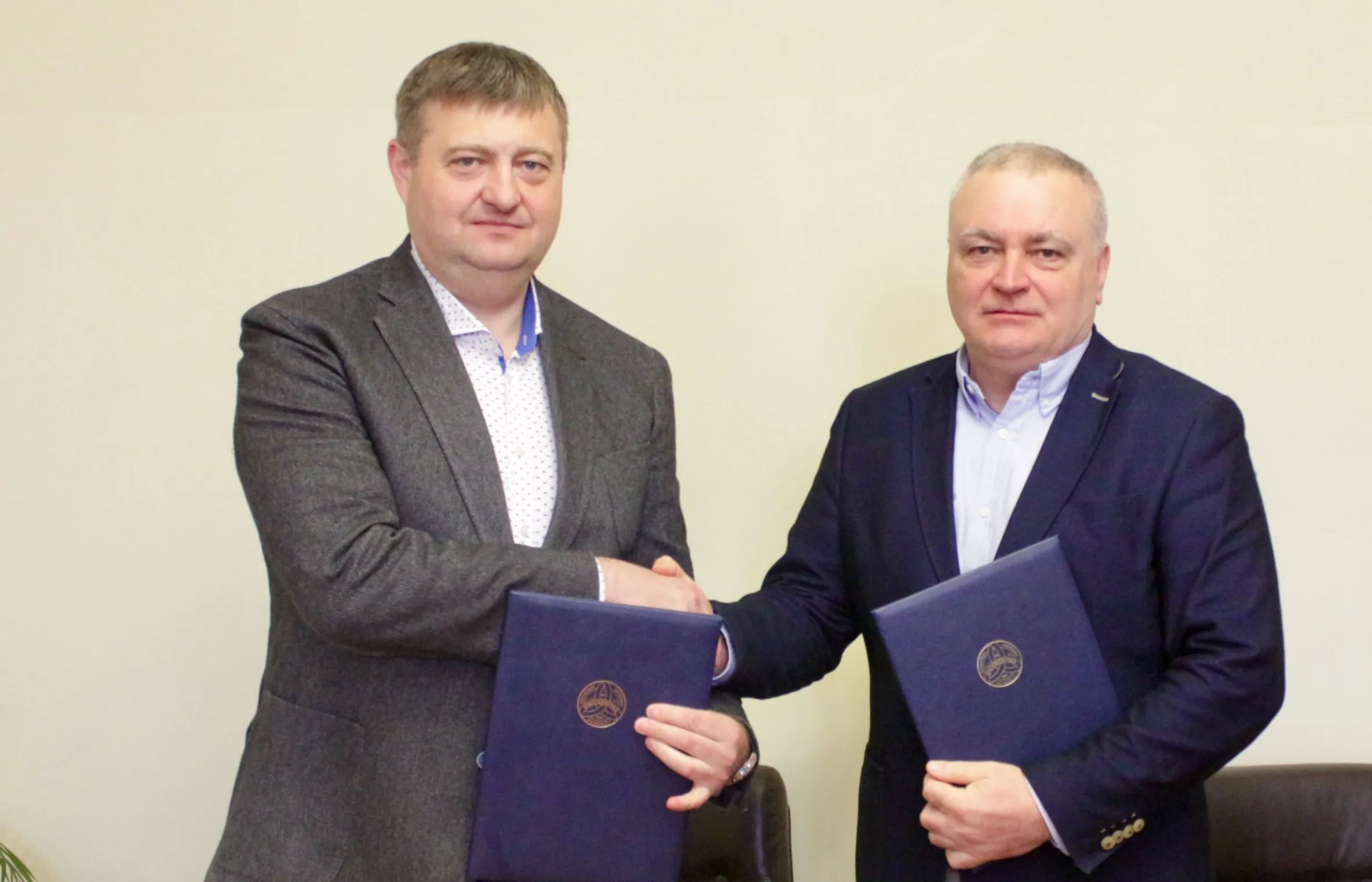 Екс-поліцейському досі не оголосили про підозру.