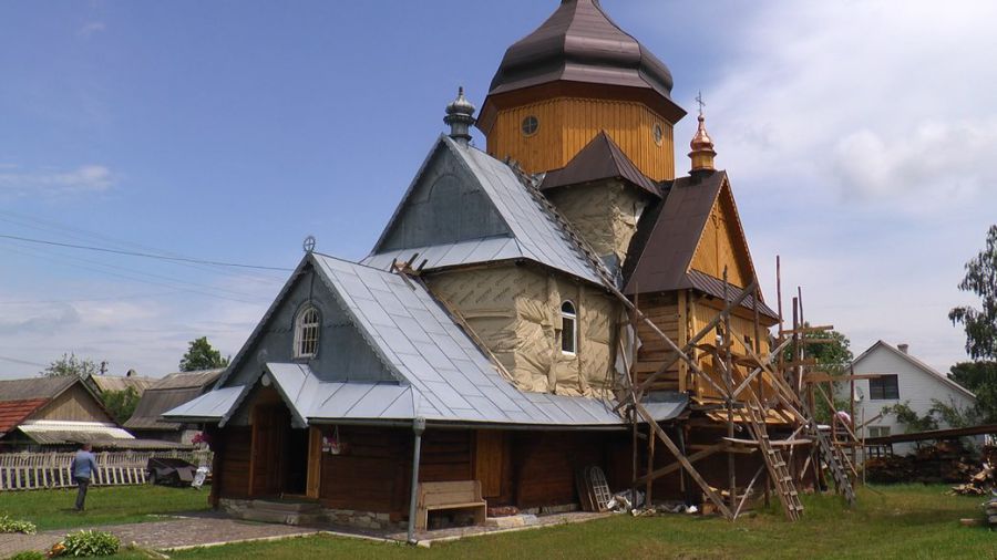 У селі Цінева перекривають дах церкви. Фото: Суспільне