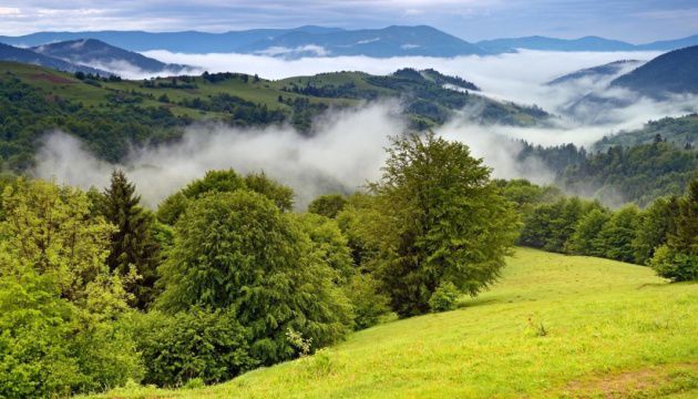 Гостям пропонують екскурсії горами із відпочинком в наметах та з кухнею на вогню.